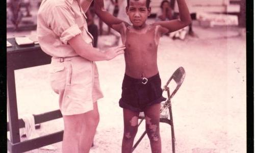 Dr. 康拉德检查夸贾林岛的土著男孩